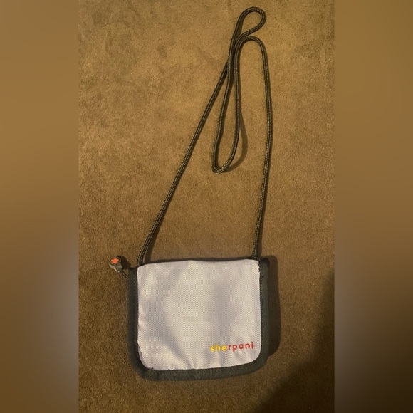 Small Sherpani wallet Bag - Picture 2 of 4